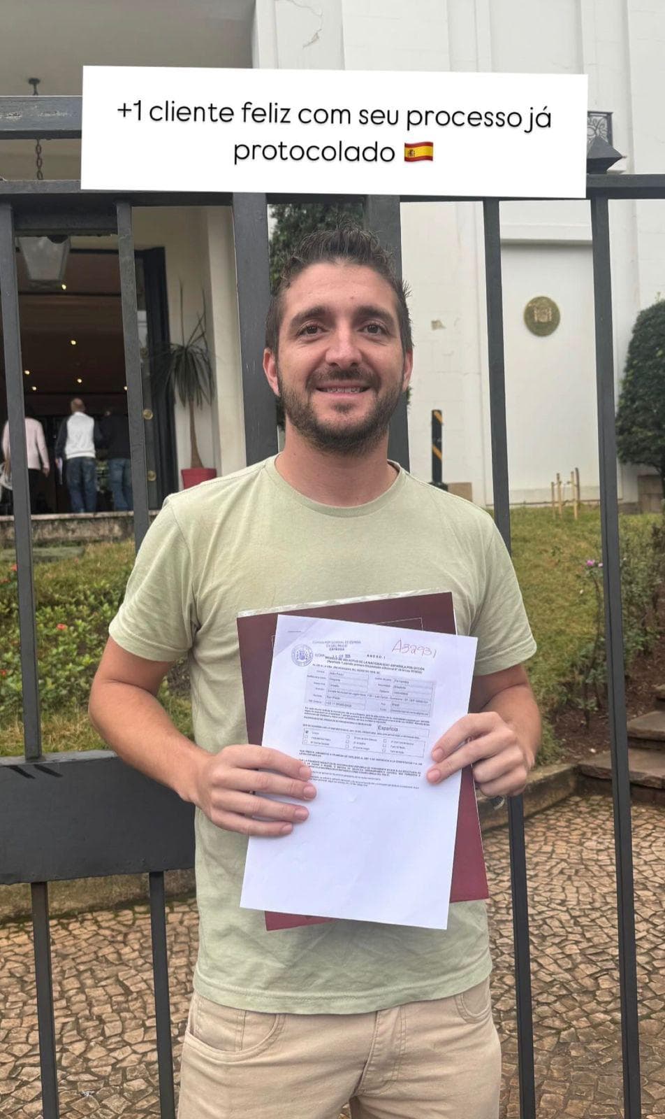 Cliente segurando protocolo de processo
