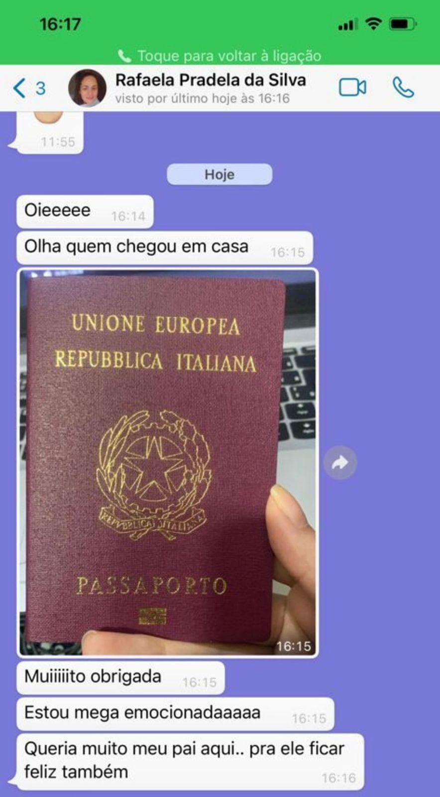 Cliente emocionada segurando passaporte