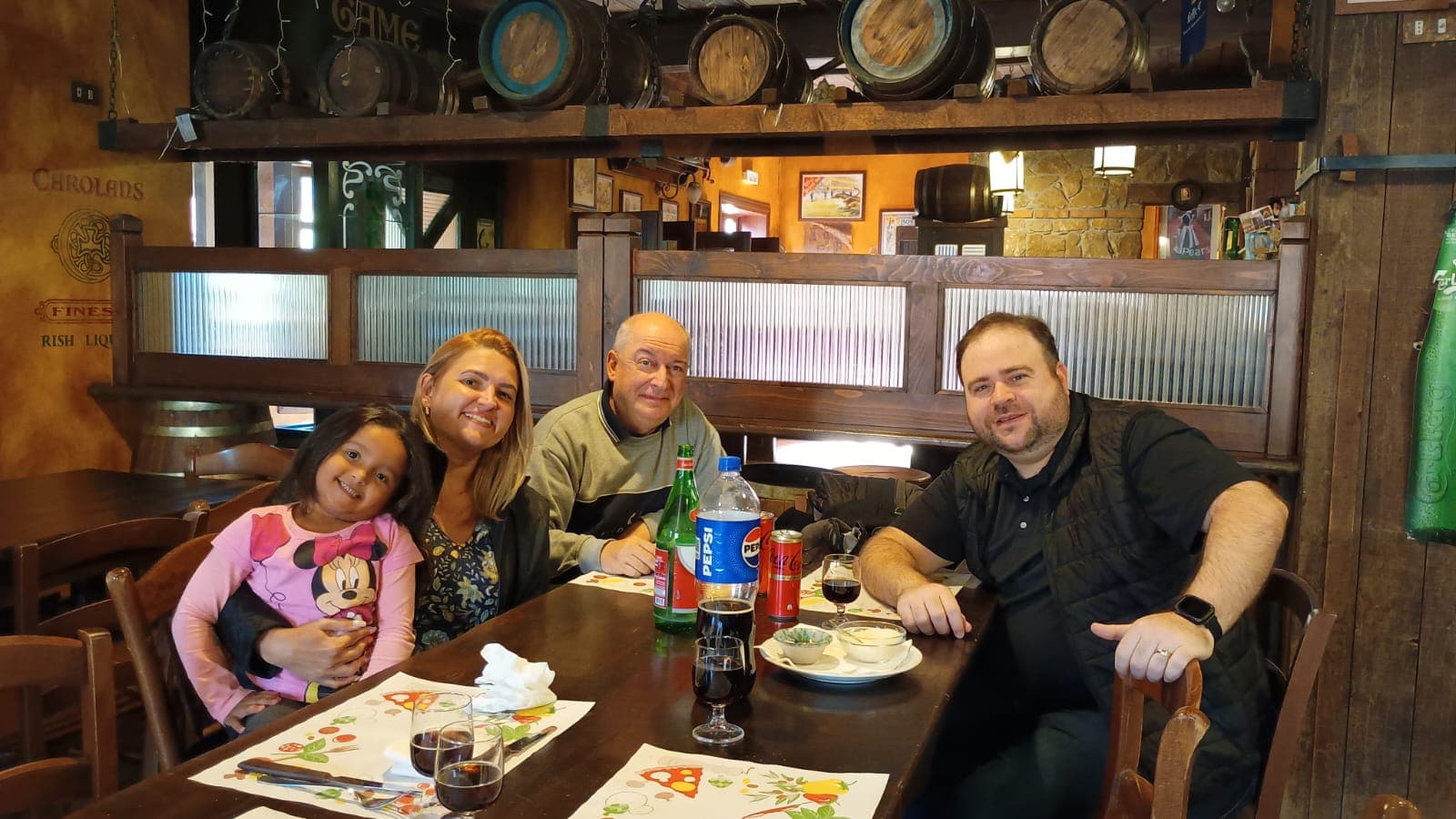 Família reunida em momento de adaptação internacional