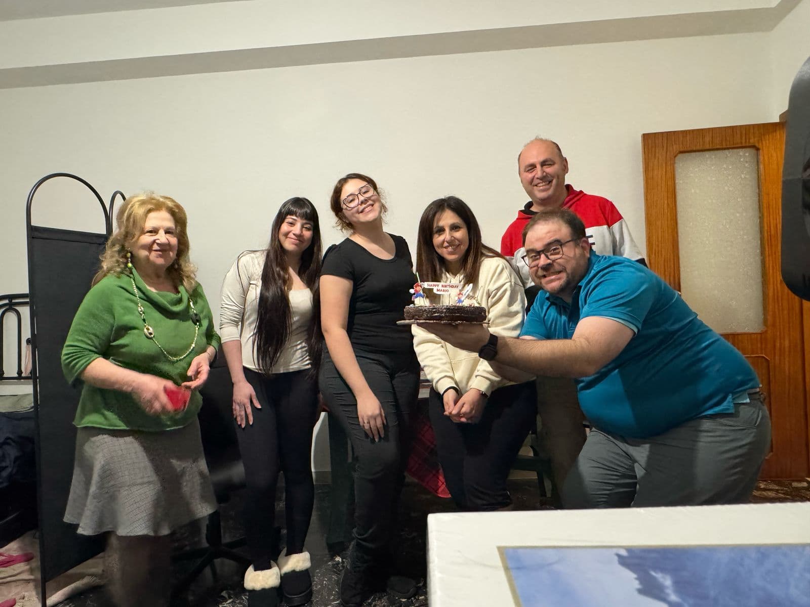 Família celebrando nova etapa no exterior