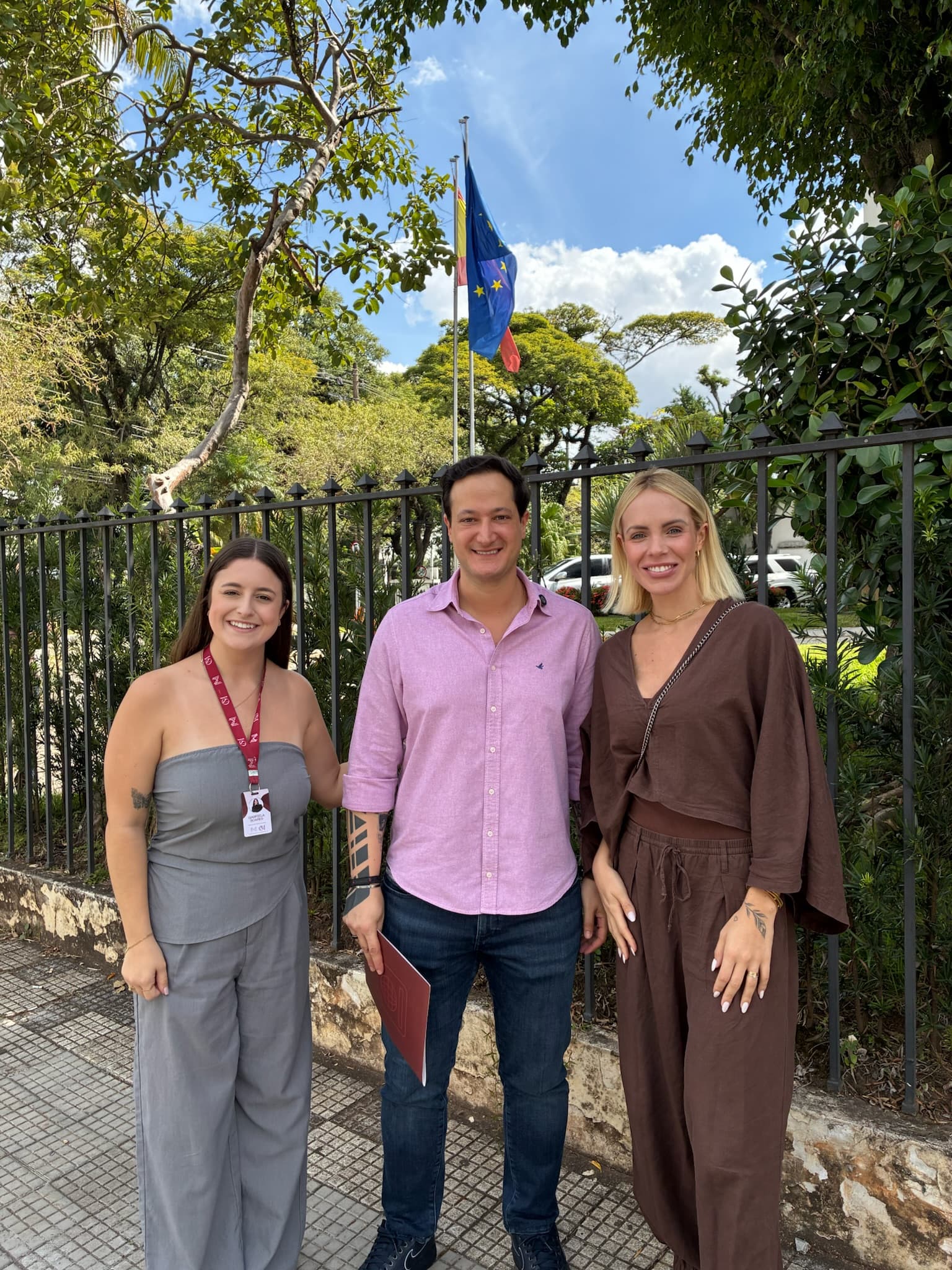 Cliente e equipe em frente ao consulado