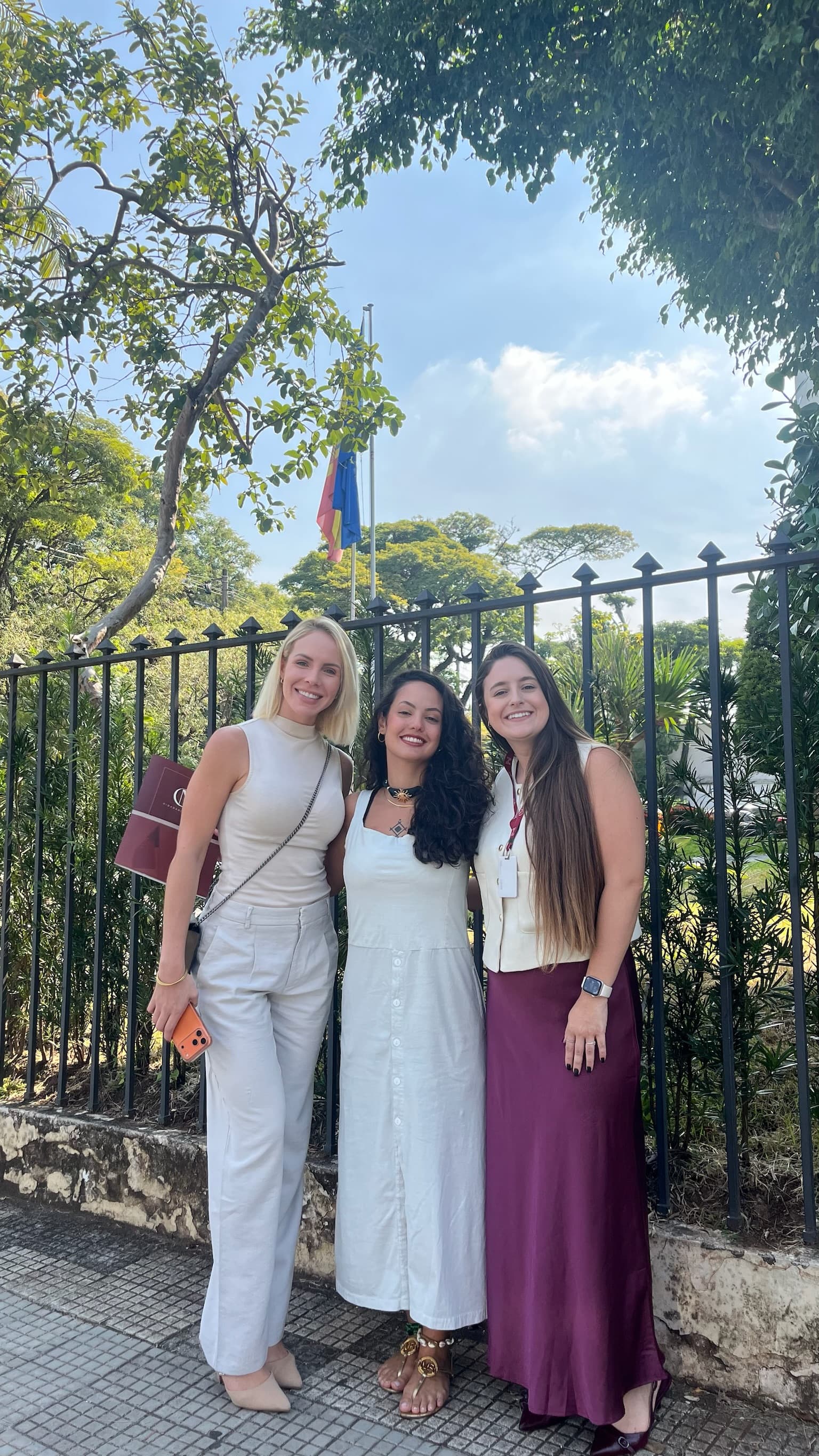 Cliente e equipe em frente ao consulado em etapa concluída